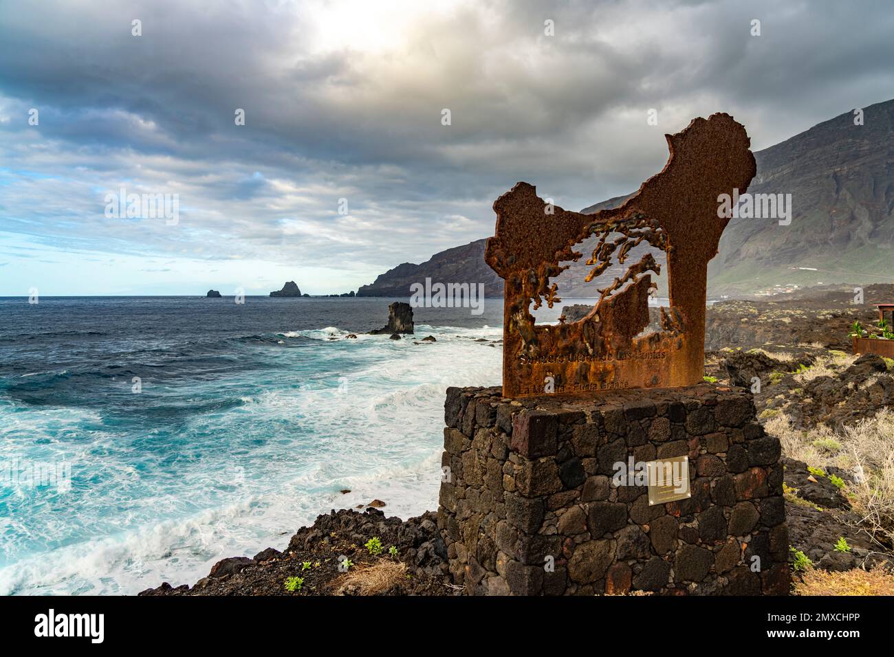 Schild am Aussichtspunkt Mirador Punta del Pozo, Las Puntas, El Hierro, Kanarische Inseln, Spanien | Sign at the Mirador Punta del Pozo view point, L Foto Stock