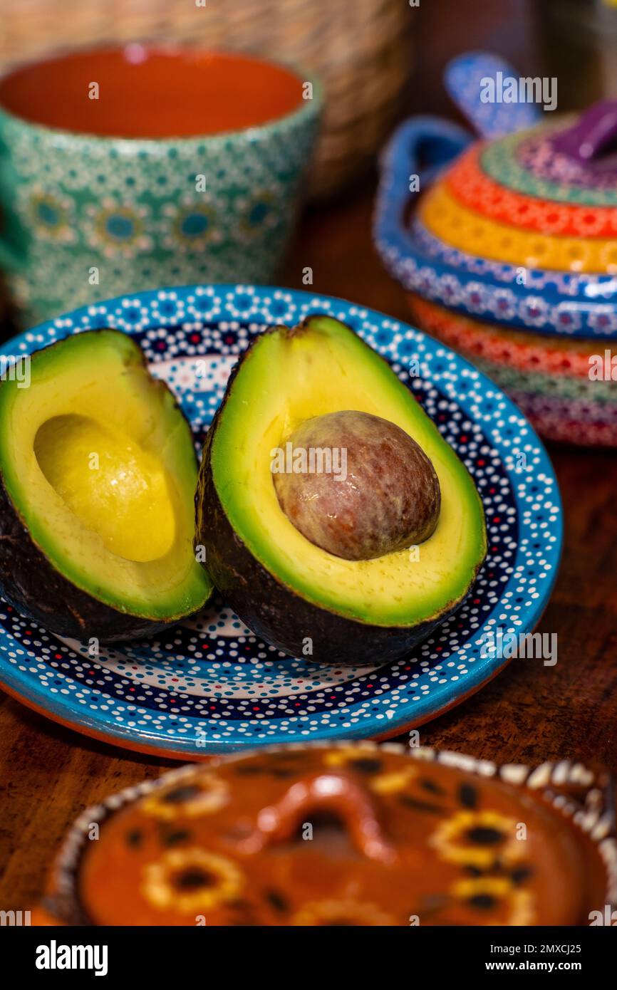 Due metà di delizioso avocado su un piatto decorato Foto Stock