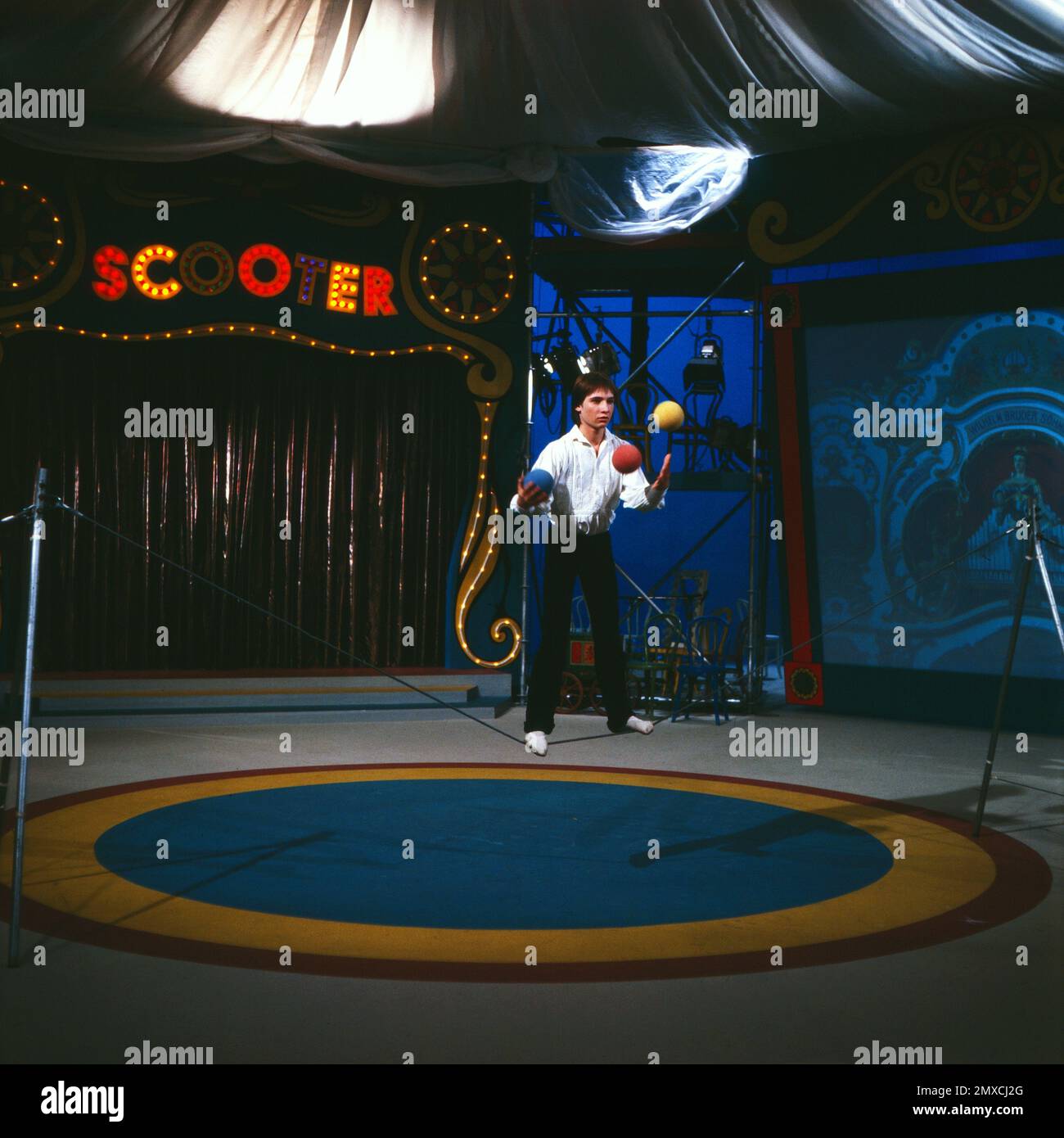 Scooter - Kinder zeigen, was sie können, Sendung für Kinder mit Kindern, Deutschland 1981, Regie: Peter Behle, Mitwirkende: Georg Leiste als jongleur auf dem Schlappseil Foto Stock