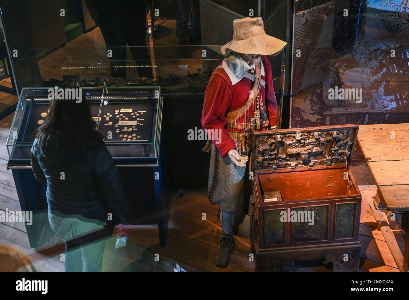 02 febbraio 2023, Brandeburgo, Wittstock/Dosse: Una figura si trova in una "cassa di guerra" con serrature multiple nella mostra della Guerra dei Trent'anni del Museo della Guerra dei Trent'anni. Il museo si trova su sette piani nella torre alta 32 metri della vecchia Bischofsburg. Ricorda la storia di questa guerra devastante e la battaglia di Wittstock nel 1636, con molti manufatti originali che illustrano i temi. Nell'adiacente Ostprignitzmuseum viene presentata la storia urbana e regionale dell'area di Wittstock e del Prignitz. Foto: Jens Kalaene/dpa Foto Stock