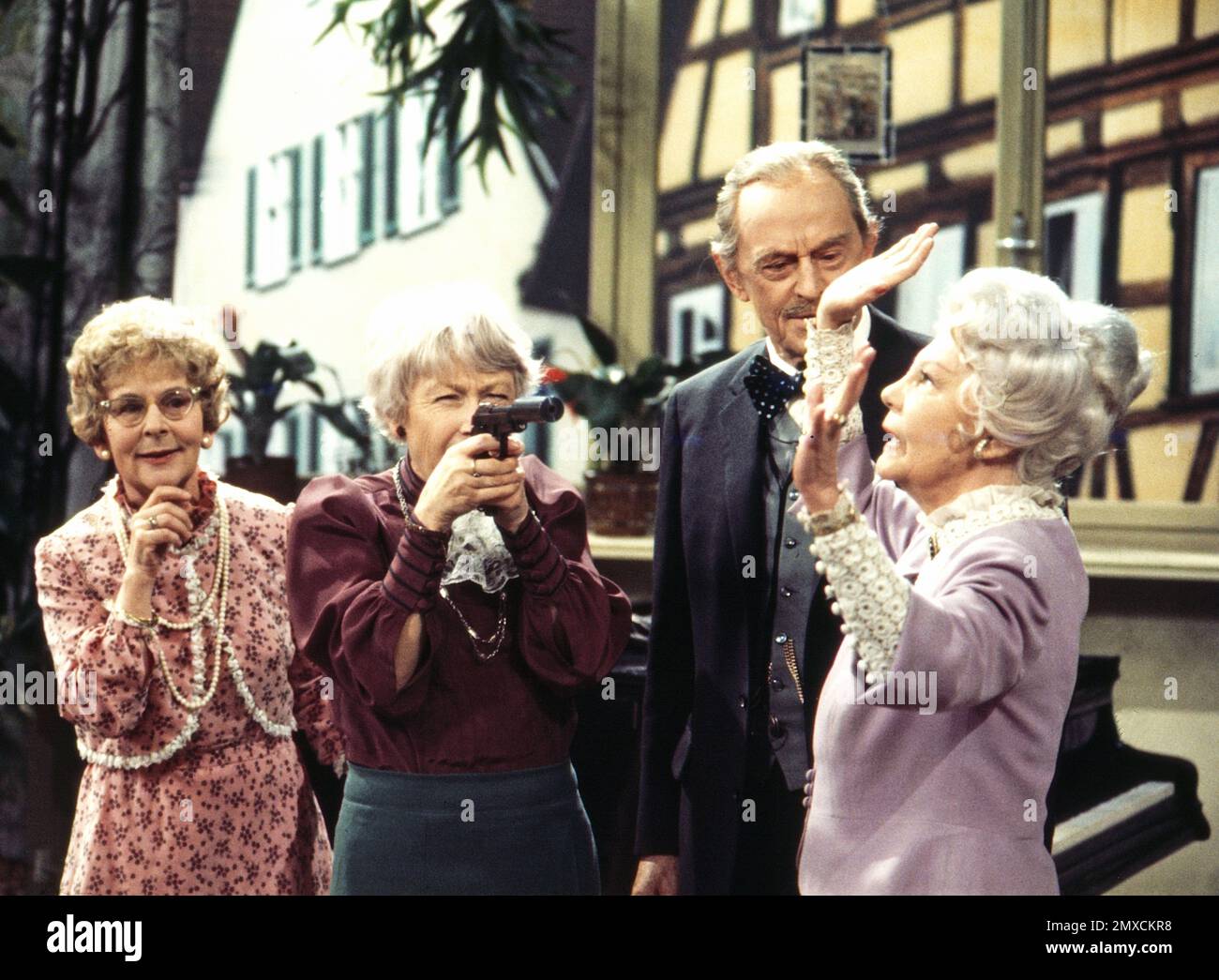 Scheibenschießen, Fernsehfilm von Karl Wittlinger, Deutschland 1973, Regie: Erich Neureuther, Darsteller: Rose Renee Roth, Edith Heerdegen, Ernst Fritz Fürbringer, Erika von Thellmann Foto Stock