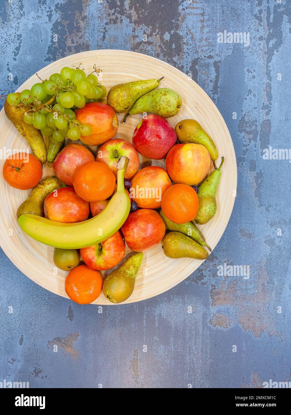 piatto di frutta con uva, pere, mele Foto Stock