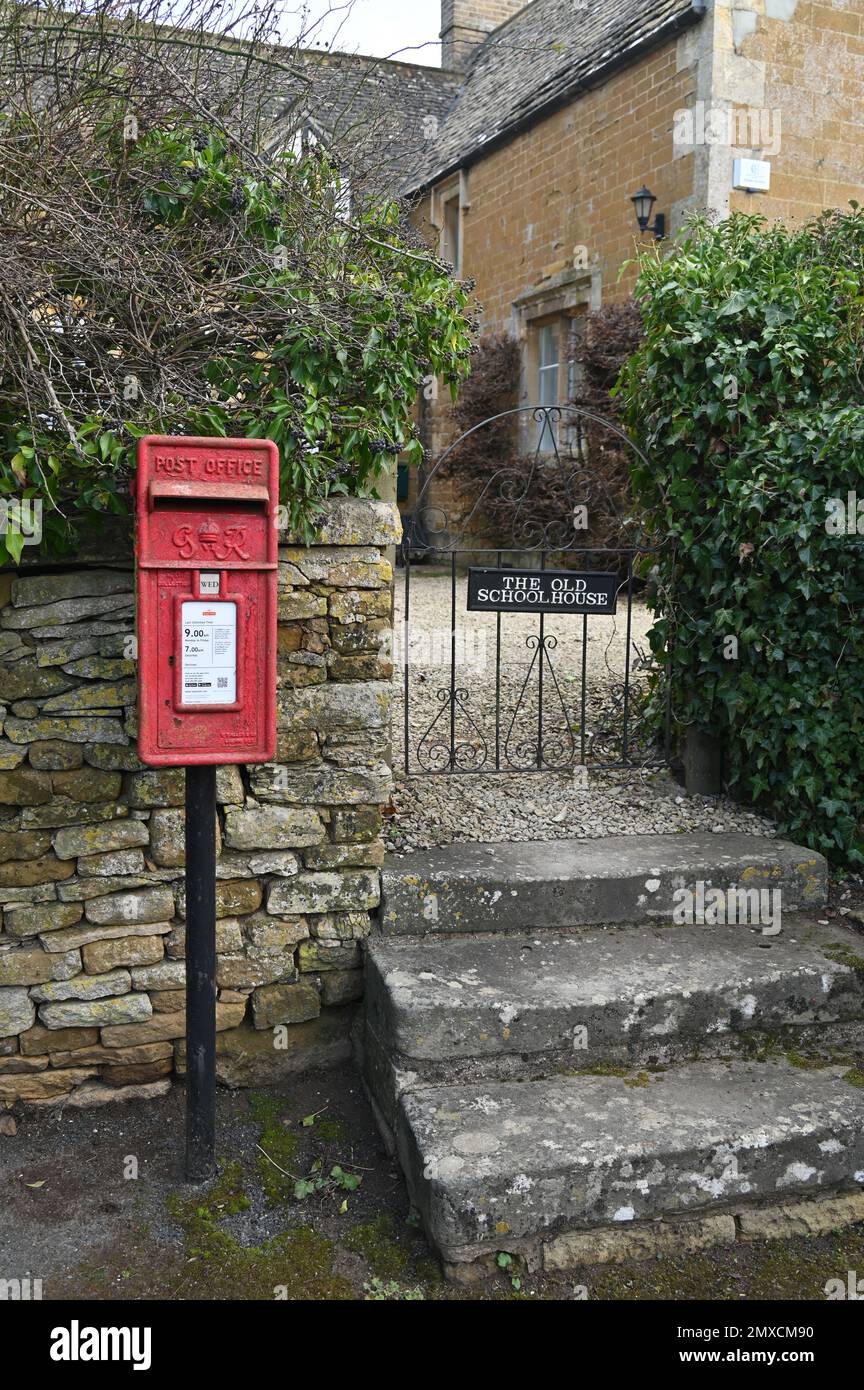 Una scatola di pilastri dal regno di re Giorgio VI sabbie fuori dalla vecchia scuola nel villaggio Cotswold di Wyck Rissington, Gloucestershire Foto Stock