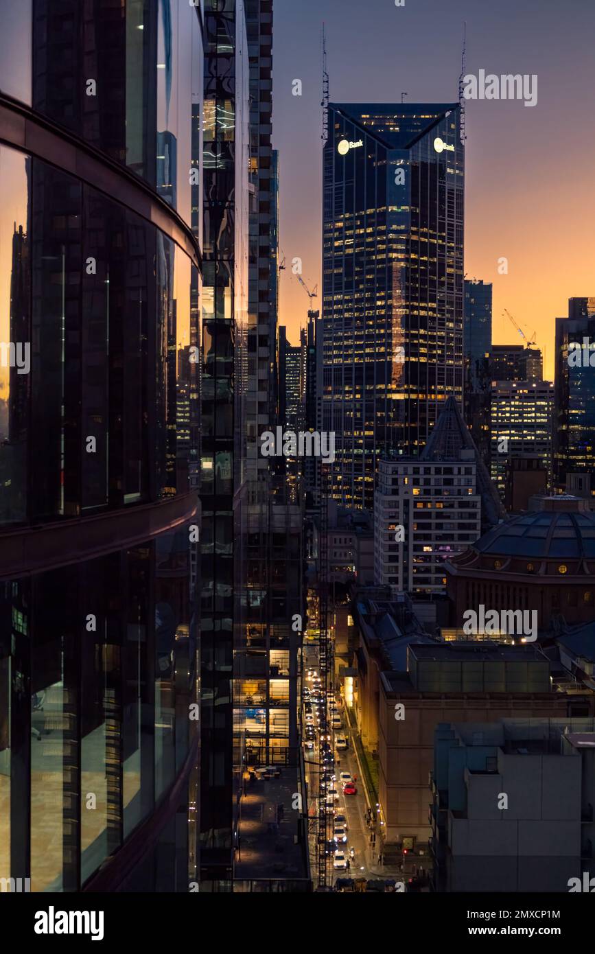 Melbourne, Victoria, Australia - Torre Centrale di Kisho Kurokawa guardando giù Little Lonsdale Street al crepuscolo Foto Stock