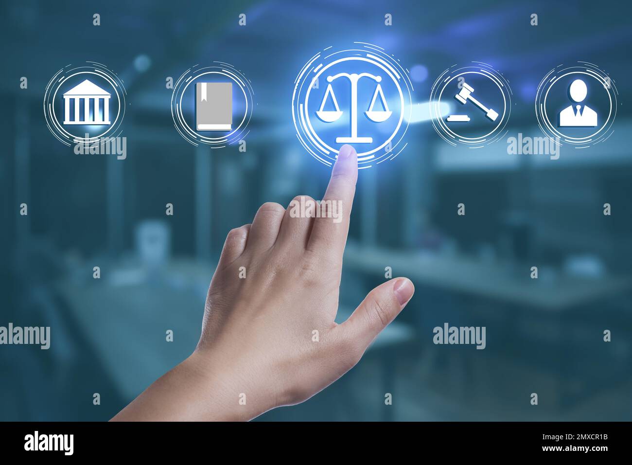 Leggi, informazioni legali e consultazione online. Donna che usa lo schermo virtuale con le icone, primo piano Foto Stock