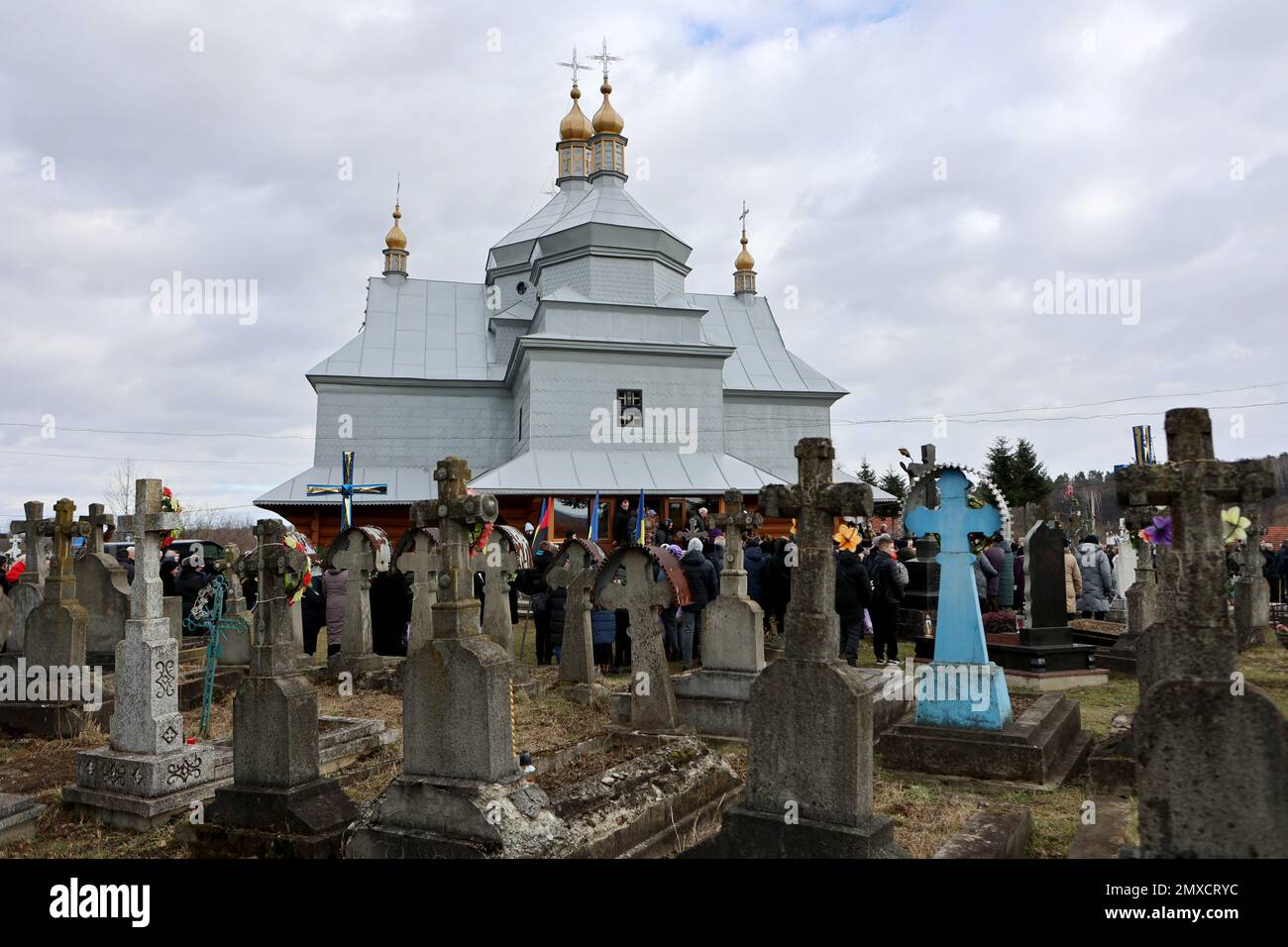 STOPCHATIV, UCRAINA - 1 FEBBRAIO 2023 - il cimitero fuori dalla Chiesa di San Paraskevi viene raffigurato durante i funerali del poeta ucraino, la trasla Foto Stock