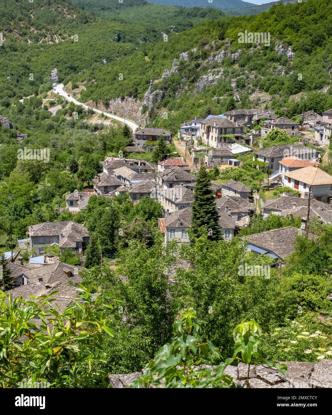 Il villaggio di montagna di Kipi nelle alte vette della Gola di Vikos in Zagori Grecia settentrionale Foto Stock