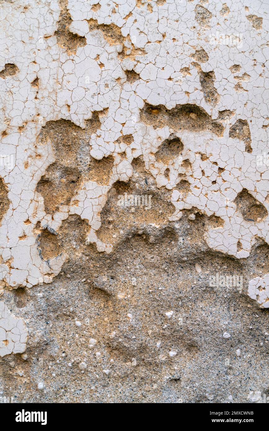 Dettaglio frontale full frame che mostra una sfaldatura della superficie intonacata Foto Stock