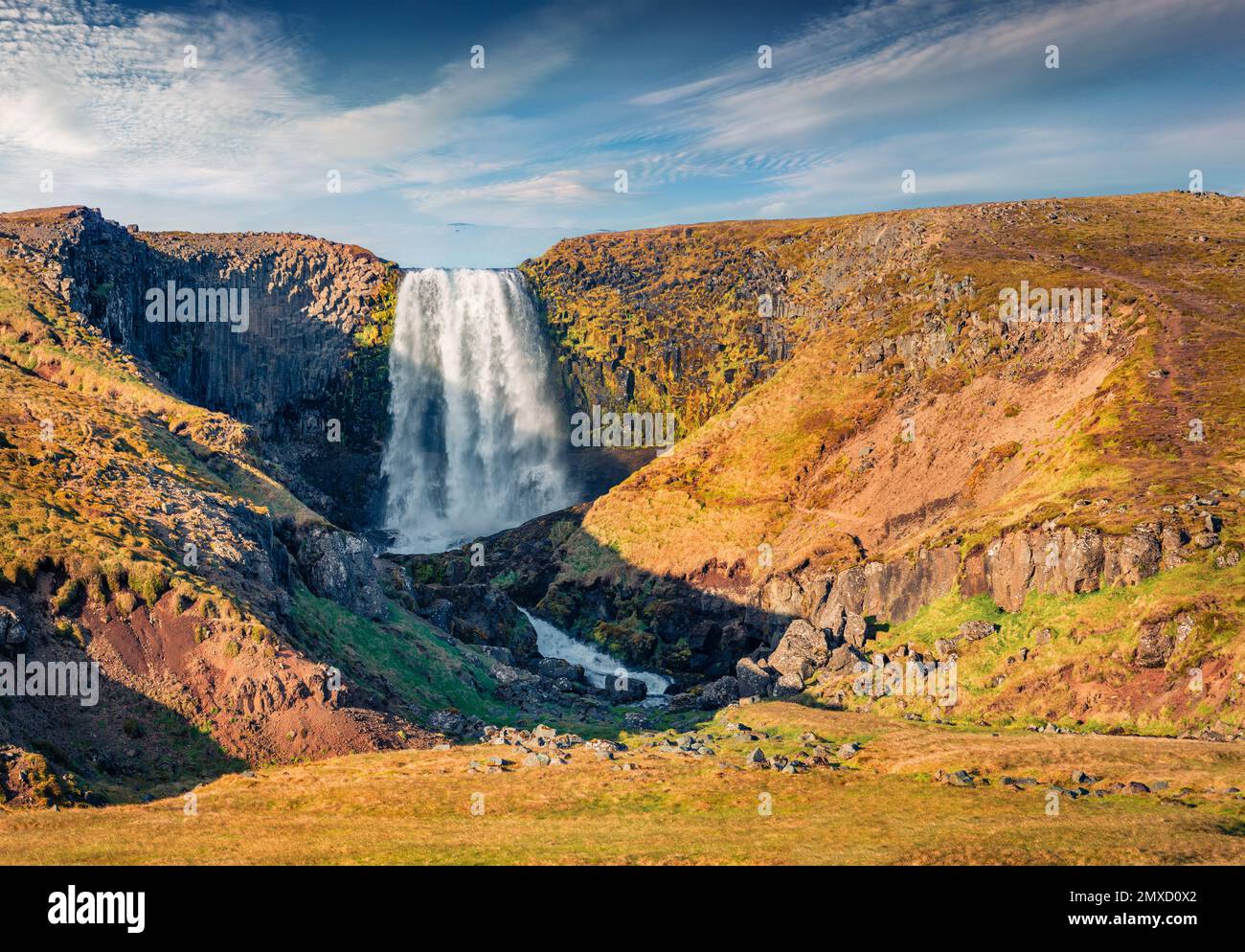 Splendido paesaggio autunnale. Luminosa vista mattutina della cascata di Svodufoss. Attraente scenario all'aperto di Islanda, Europa. Concetto di viaggio sfondo. Foto Stock