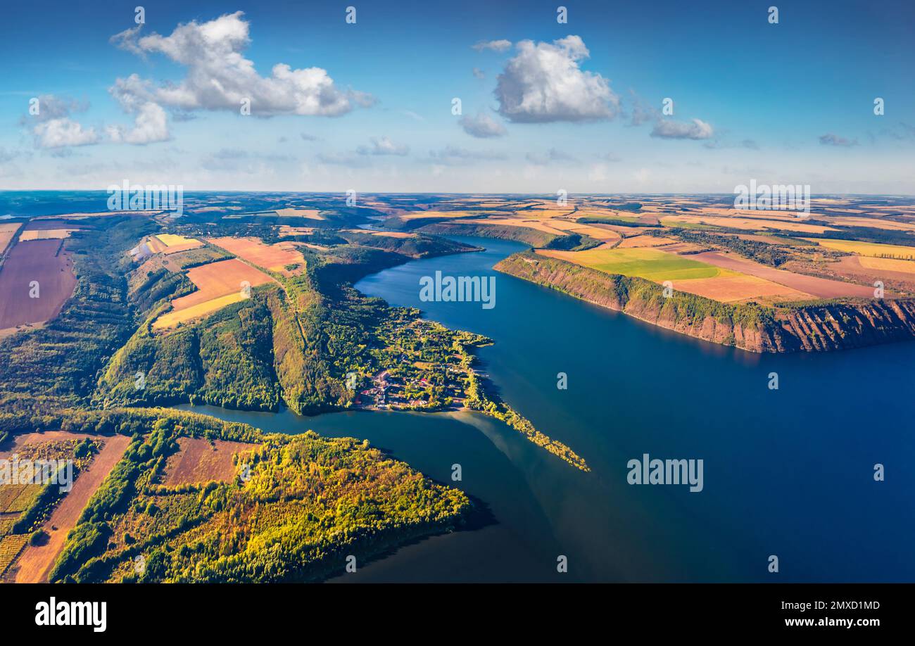 Fotografia aerea di paesaggi. Vista mozzafiato del mattino dal drone volante della baia di Bakotska. Spettacolare scena estiva del fiume Dnister, Ucraina, Europa. Foto Stock