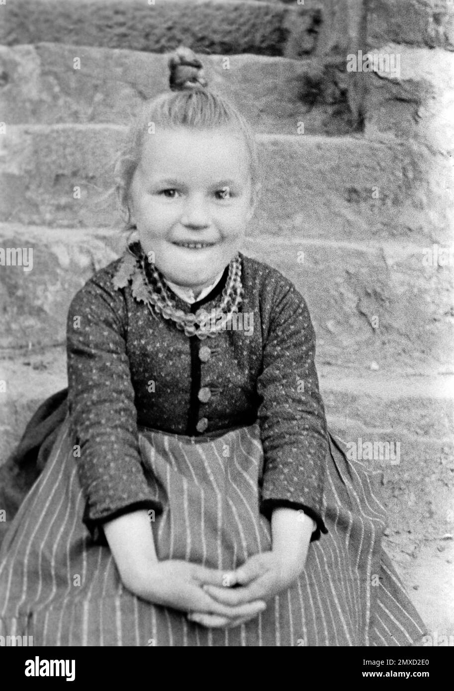 Porträt eines Mädchens in der Tracht des Schwalm-Eder-Kreises in Hessen, Germania, 1938. Ritratto di una ragazza che indossa il vestito tradizionale della regione di Schwalm-Eder in Assia, Germania, 1938. Foto Stock