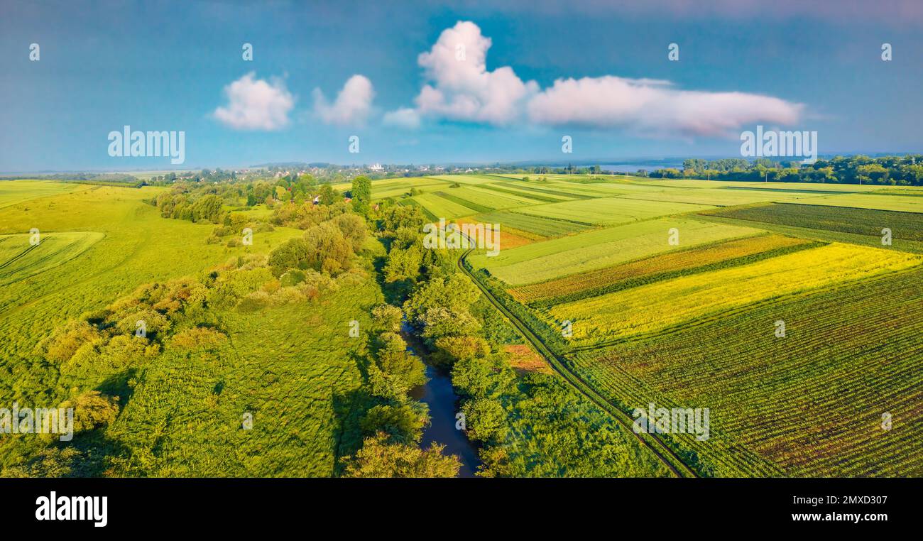 Fotografia aerea di paesaggi. Vista mattutina brillante dal drone volante del fiume Strypa, regione di Ternopil, Uktaine. Attraente scena estiva di pascolo e. Foto Stock