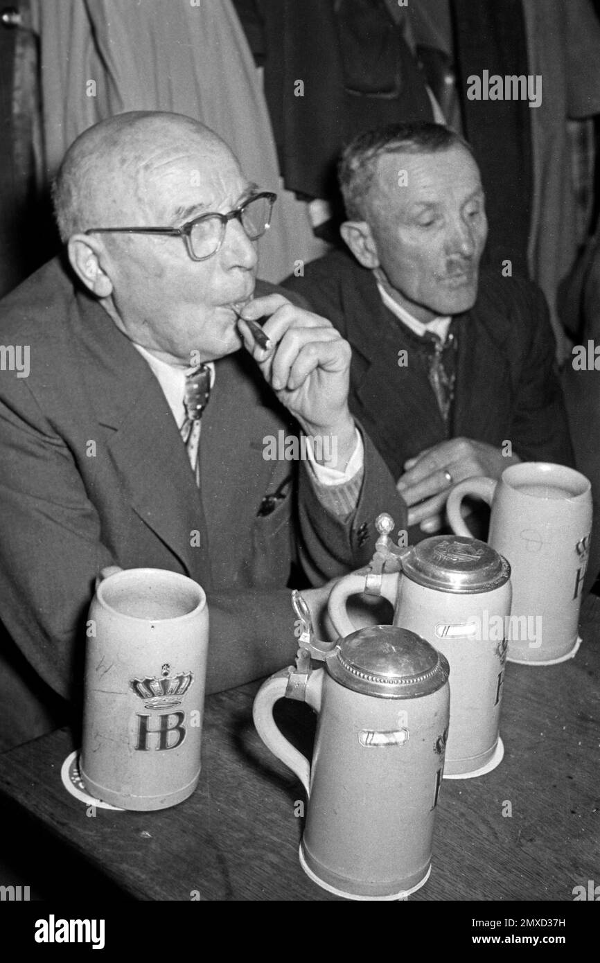 Bier und Zigaretten im Münchner Hofbräuhaus am Platzl, 1957. Birra e sigarette al Hofbräuhaus di Platzl di Monaco, 1957. Foto Stock