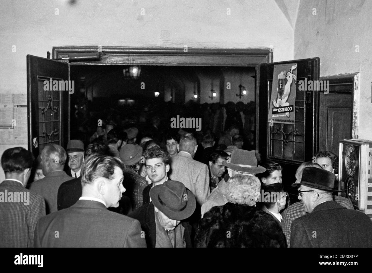 Menschenmenge am Eingang zum Münchner Hofbräuhaus am Platzl, 1957. Folla all'ingresso del Hofbräuhaus al Platzl di Monaco, 1957. Foto Stock