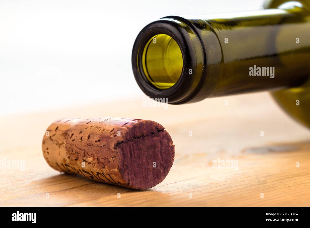 bottiglia di vino con vino rosso e sughero Foto Stock