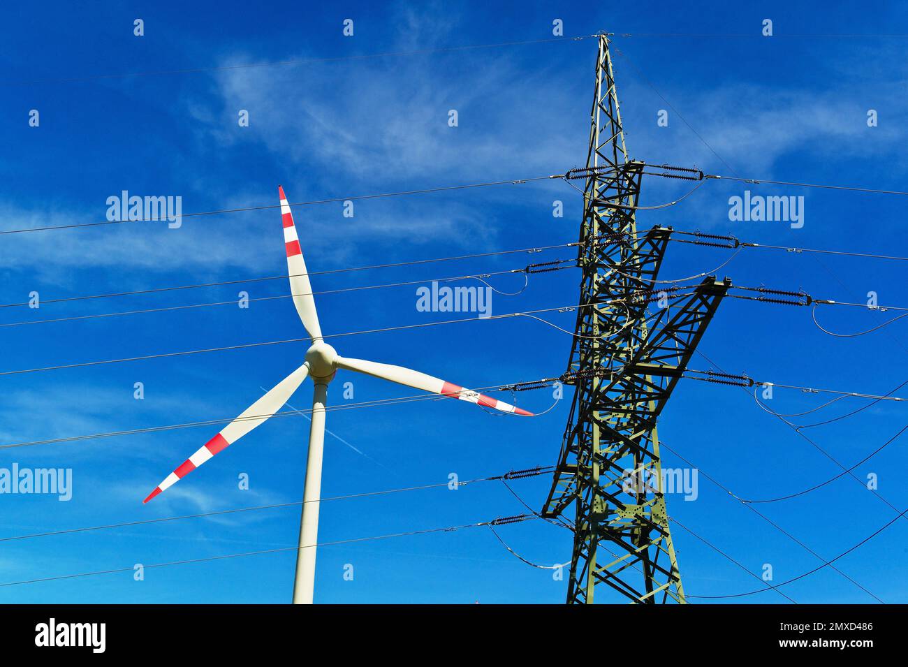 Turbina eolica e polo di potenza, Austria Foto Stock