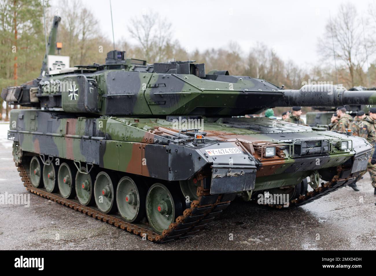 Pfreimd, Germania. 03rd Feb, 2023. Un nuovo carro armato del leopardo dell'Esercito tedesco 2 A7V si trova sui terreni delle caserme durante la consegna cerimoniale del Battaglione del carro armato 104. Nei prossimi mesi, Tank Battalion 104 sarà gradualmente dotato di carri armati da battaglia principali Leopard 2 A7V. Il suffisso 2 A7V si riferisce alla fase di sviluppo 7th di Leopard 2 e la 'V' sta per 'migliorato. Credit: Daniel Karmann/dpa/Alamy Live News Foto Stock