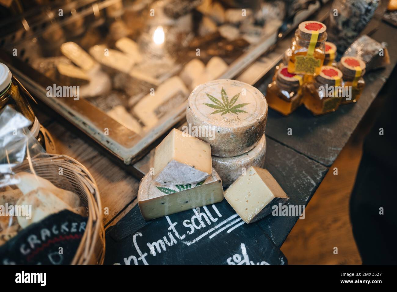 Londra, Regno Unito - 27 gennaio 2023: Il formaggio di canapa Hanfmutschli in vendita presso la jumi Stall all'interno del Borough Market, uno dei più grandi e più antichi mercati alimentari di Lon Foto Stock