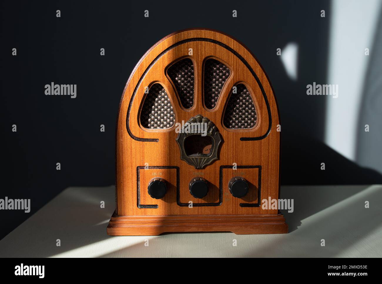 Radio retro con luce solare su sfondo colorato. Foto Stock