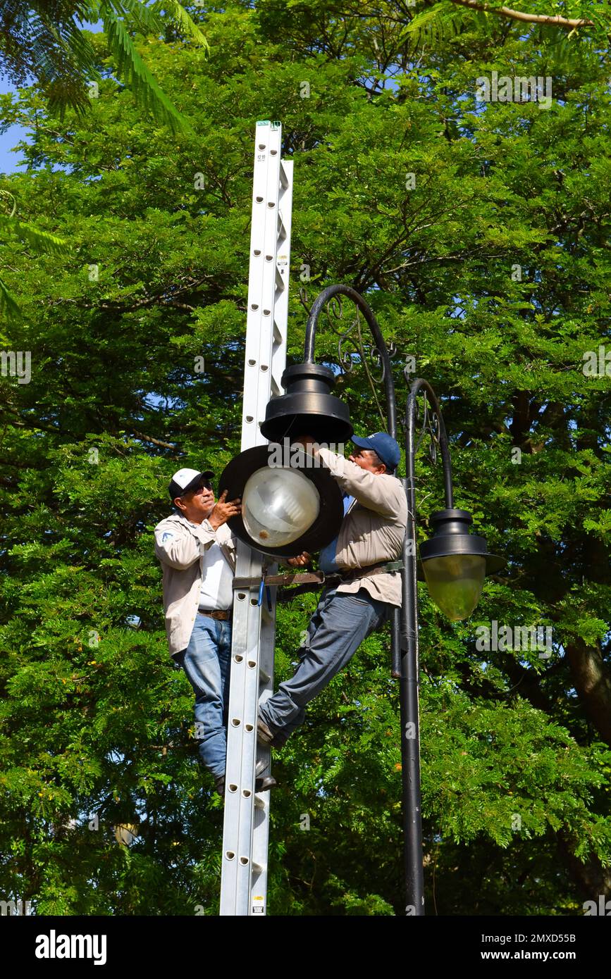 Lavoratori che installano una luce di strada, tizimin, yucatan, messico Foto Stock