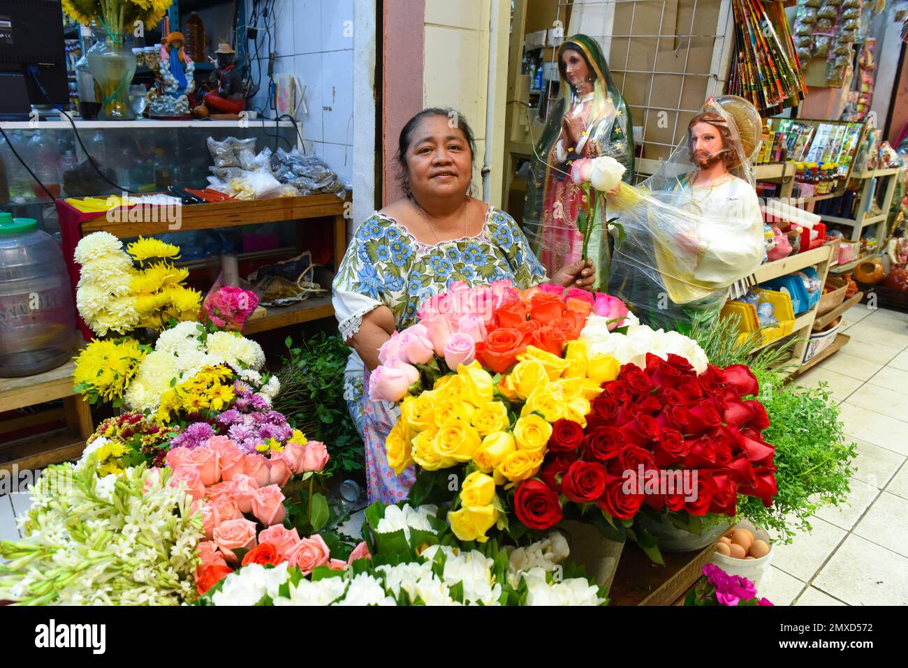 Venditore di fiori, mercato Lucas de Galvez, Merida, Yucatan, Messico Foto Stock