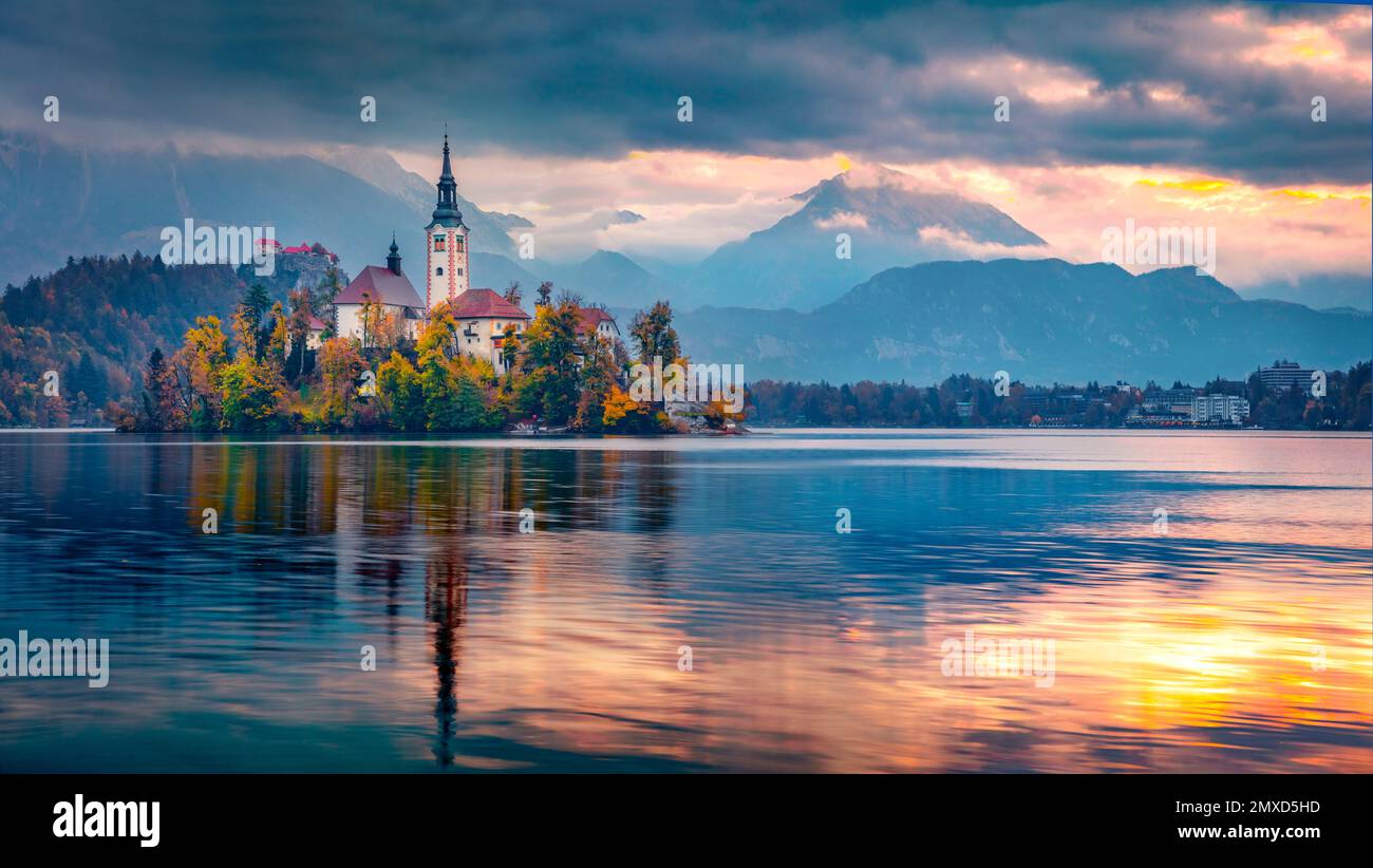 Сharm delle antiche città d'Europa. Vista panoramica mattutina della Chiesa del pellegrinaggio dell'Assunzione di Maria. Emozionante scena autunnale del lago di Bled, luglio Foto Stock