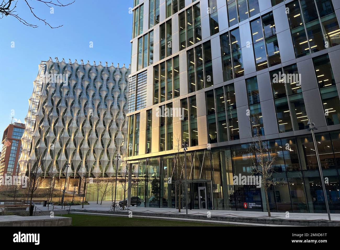Edificio dell'ambasciata americana (L) accanto alla Penguin Random House UK (R) presso i giardini dell'ambasciata a Nine Elms a sud di Londra, Regno Unito. Gennaio 2023. Foto Stock