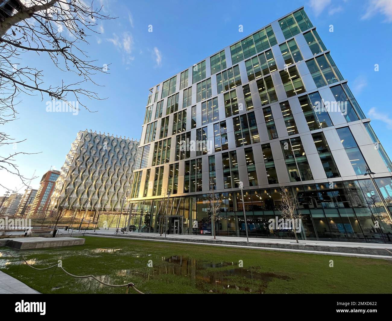 Edificio dell'ambasciata americana (L) accanto alla Penguin Random House UK (R) presso i giardini dell'ambasciata a Nine Elms a sud di Londra, Regno Unito. Gennaio 2023. Foto Stock
