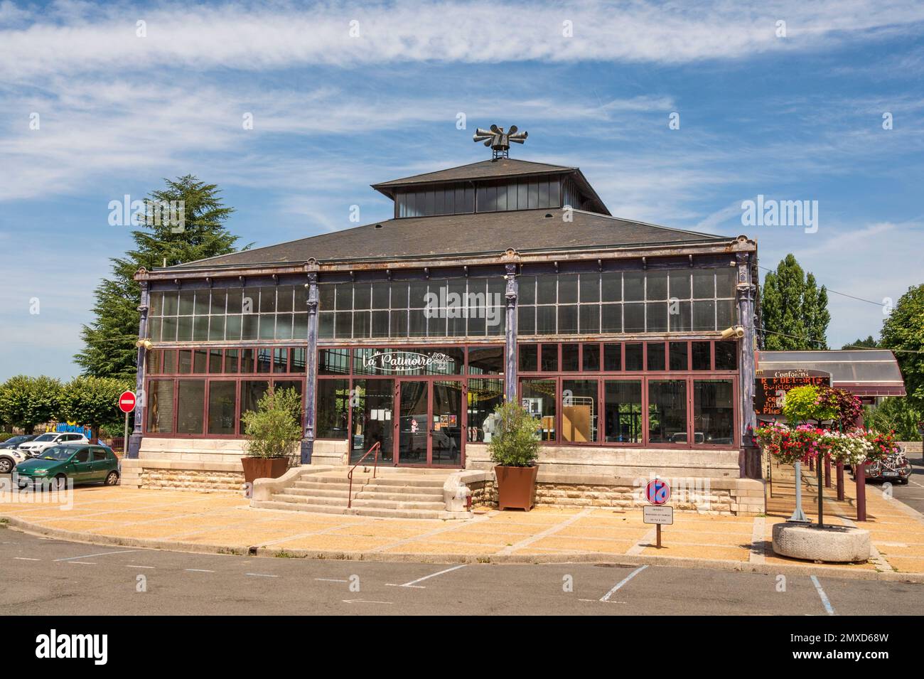 L'ex market hall di Confolens, che ora serve un anello di pattinaggio sul ghiaccio, nel sud-ovest della Francia Foto Stock