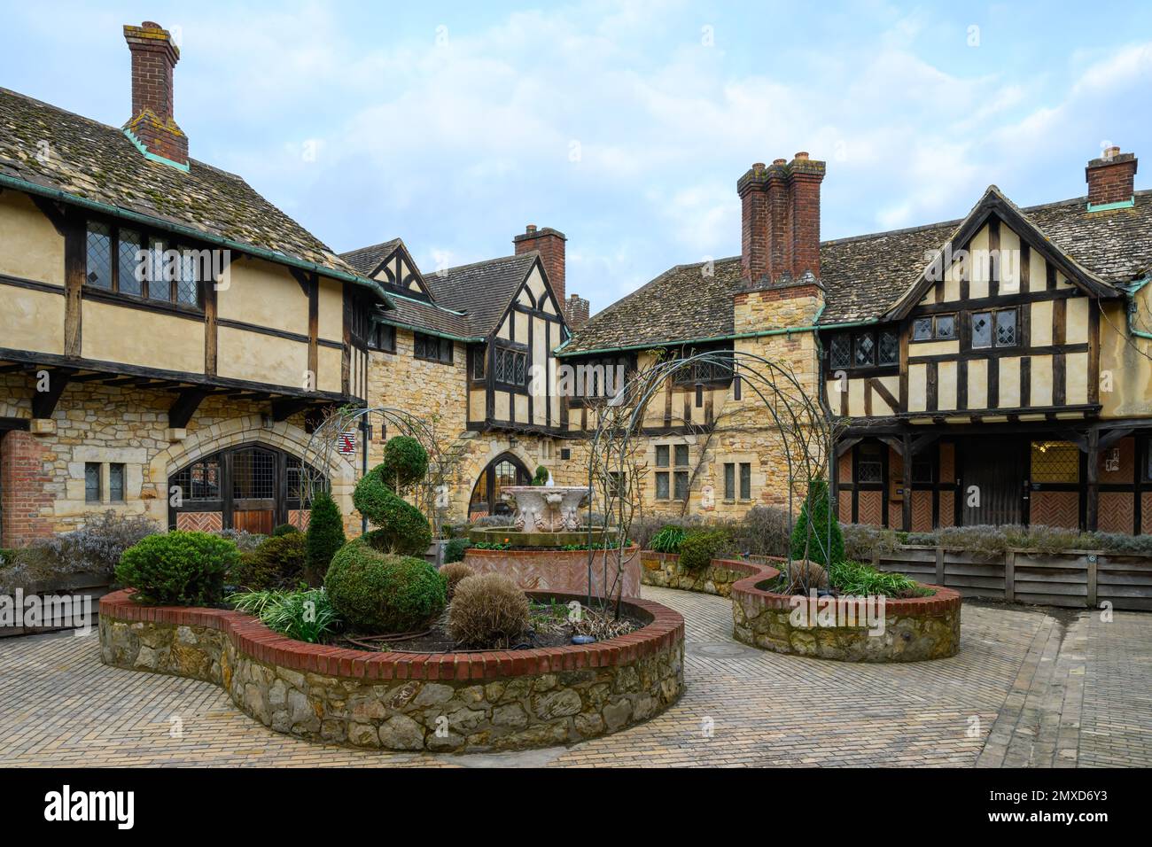 Tudor Courtyard, Hever Castle, Kent, Regno Unito Foto Stock