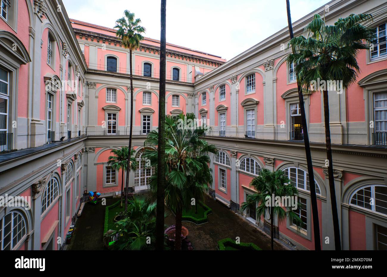 Vista di uno dei cortili interni con palme tropicali. Al Museo Archeologico Nazionale di Napoli. Foto Stock