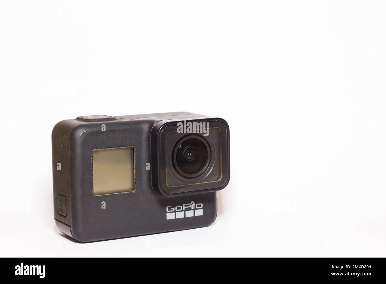 Primo piano di una GoPro Hero 7 isolata su sfondo bianco Foto stock - Alamy