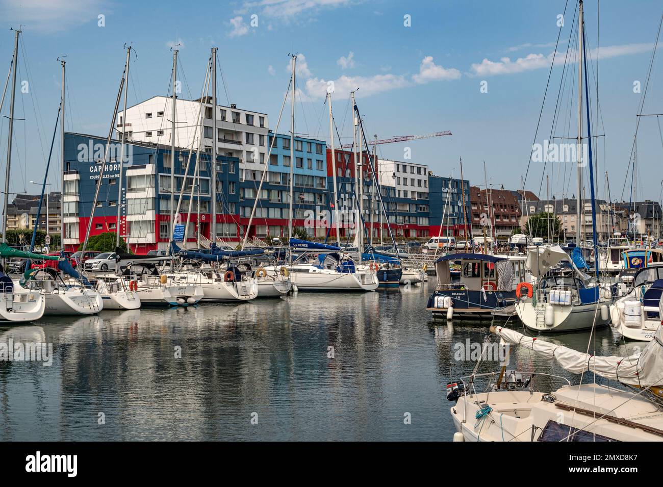 Il porticciolo/porto Bassin Joinville di Courseulles, località balneare sulle spiagge dello sbarco in Normandia, Francia Foto Stock