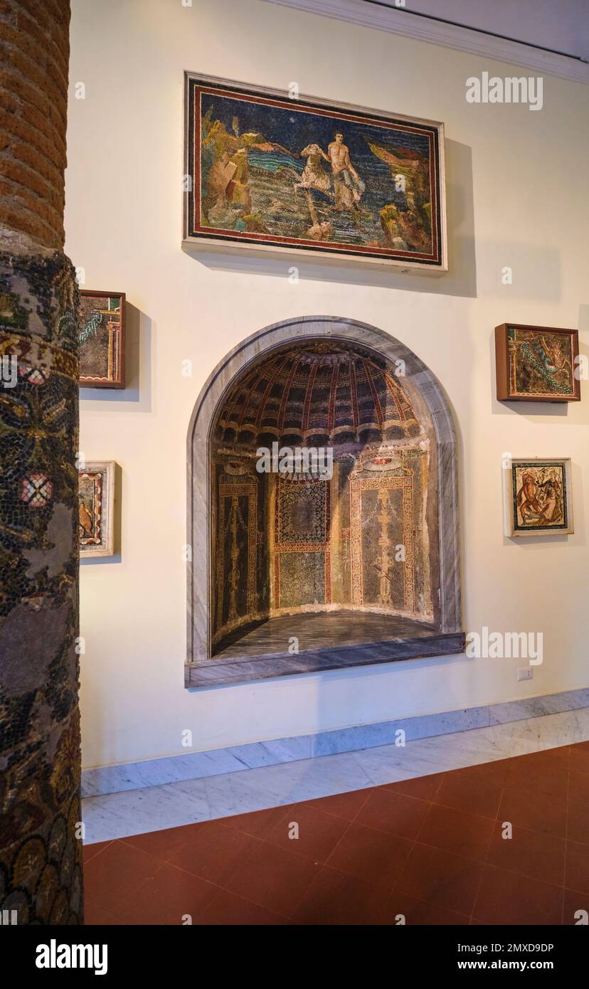 Un'alcova e una collezione di sezioni di pittura. Antichi affreschi di Pompei al Museo Archeologico Nazionale di Napoli Foto Stock