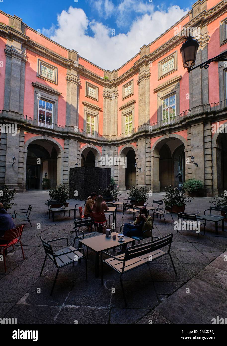 La facciata esterna del museo rosso. Vista di uno dei cortili interni dall'area salotto della caffetteria. Al Museo d'arte, Museo e Real Bosco di Capodimont Foto Stock