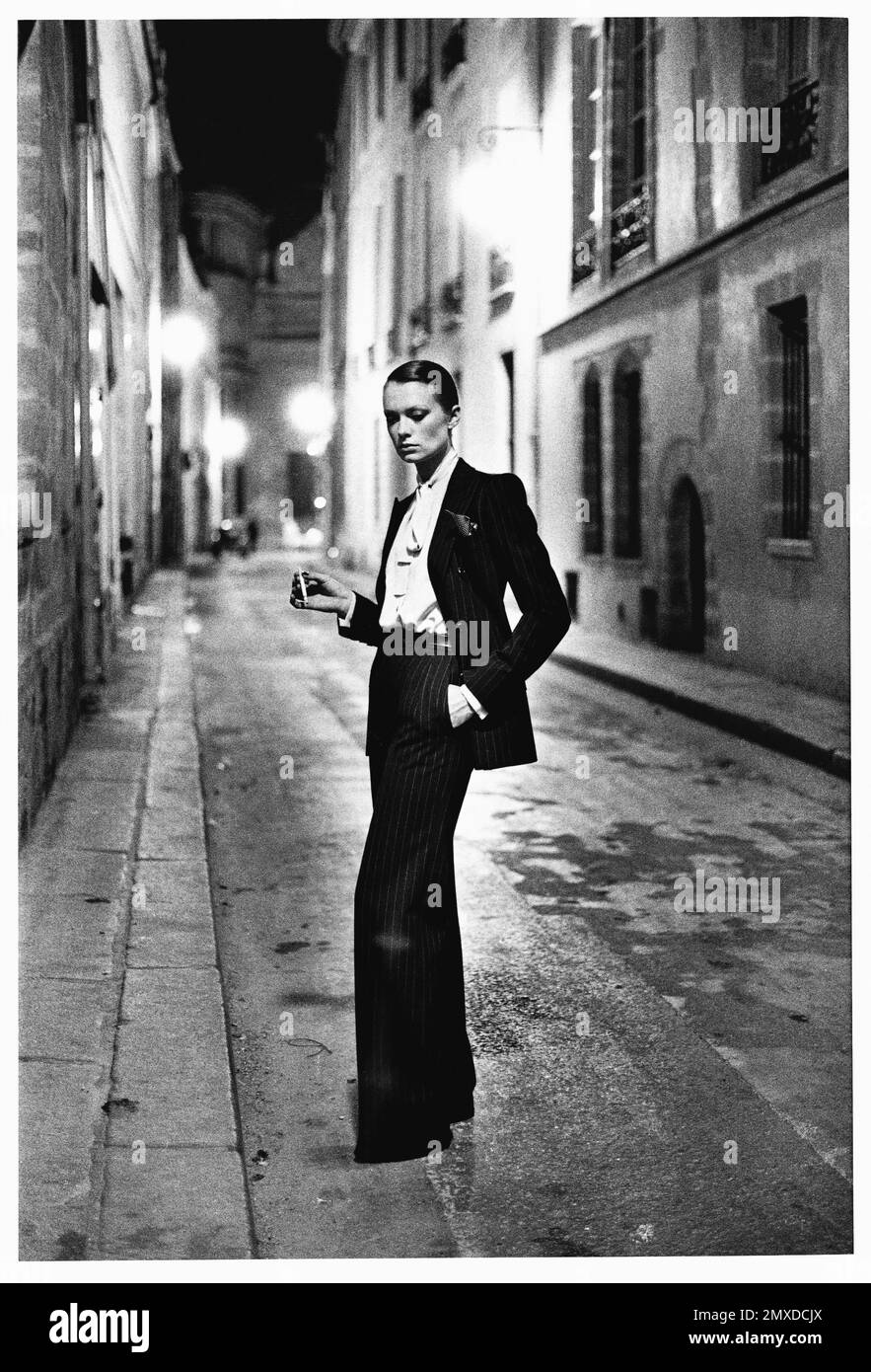 Rue Aubriot, Yves Saint Laurent, Vogue francese, Parigi. Museo: © Helmut Newton Foundation. Foto Stock