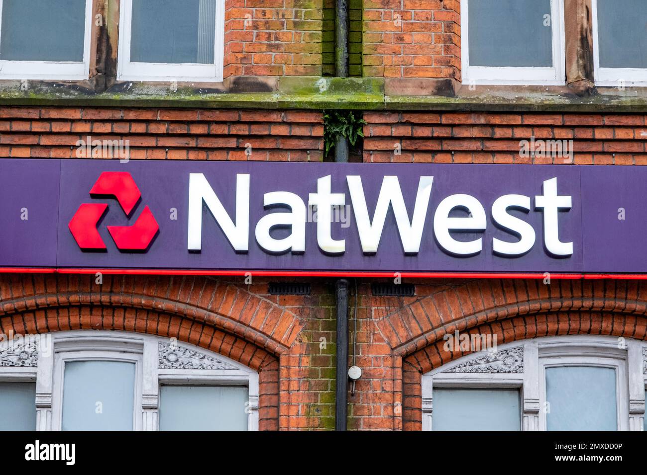 Cartello NatWest sulla parete esterna del Regno Unito Foto Stock