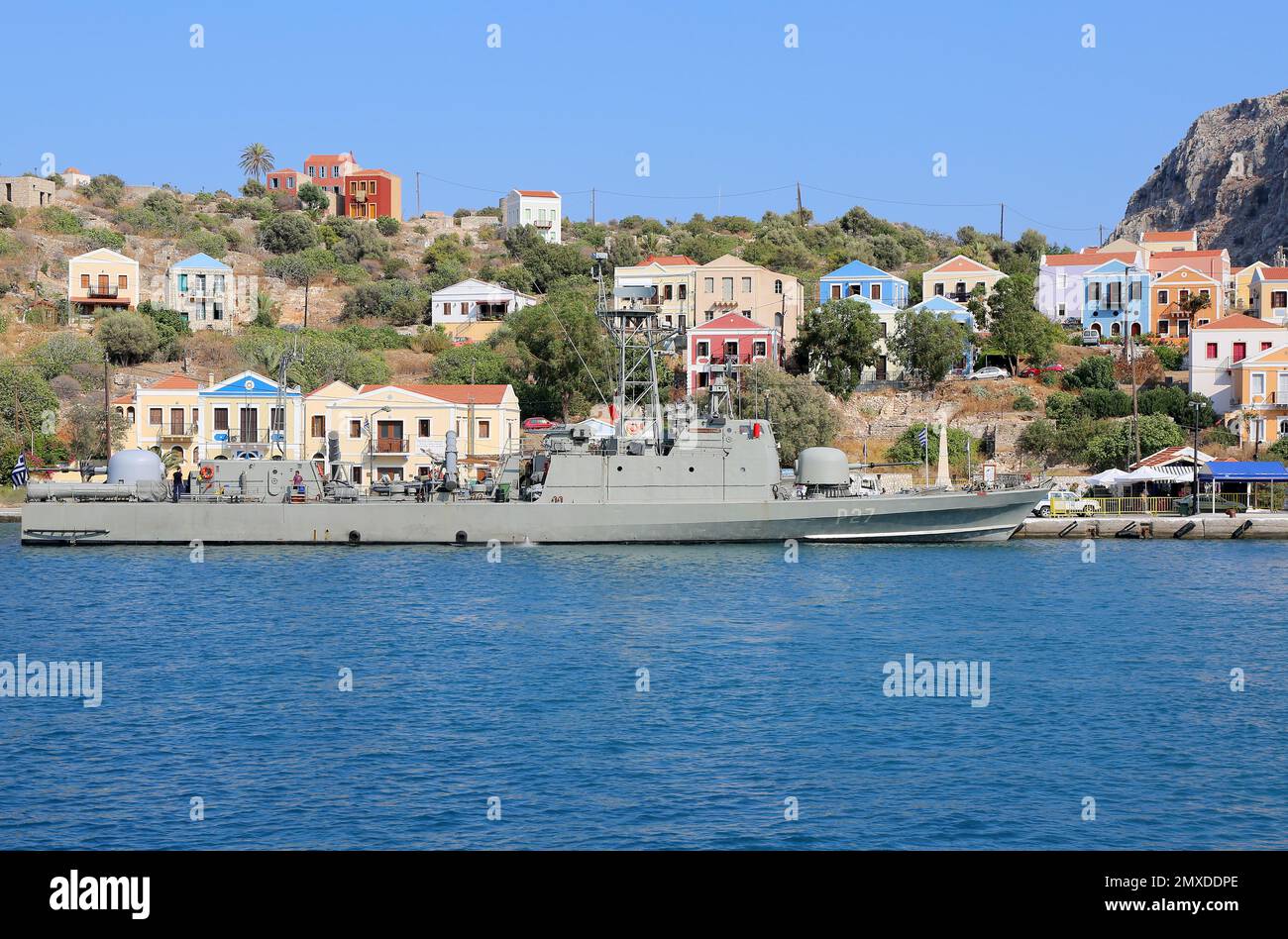 KASTELLORIZO, GRECIA-AGOSTO 10:nave da guerra greca con equipaggio non identificato e colorati edifici greci. Agosto 10,2018 a Kastellorizo, Grecia Foto Stock