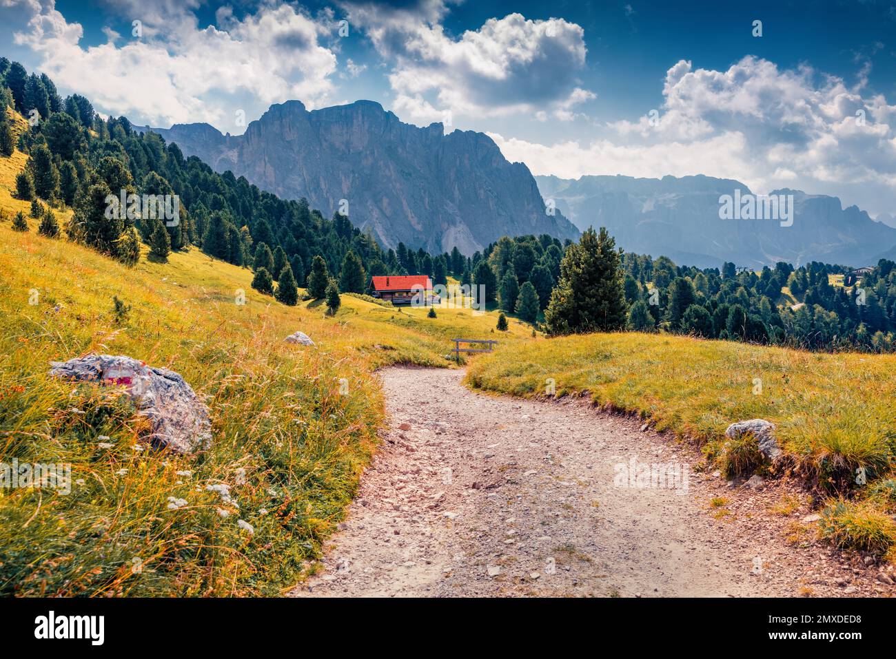 Splendida vista estiva sulla catena montuosa di Piza da la Creusc nel Parco Nazionale delle Dolomiti, Alto Adige, Italia, Europa. Splendida scena mattutina della Val Gardena Foto Stock