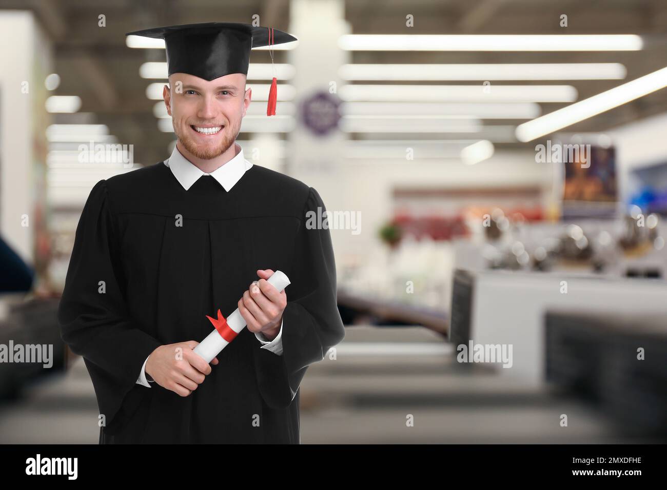 Allievo felice con cappello di laurea e diploma all'interno, spazio per il  testo Foto stock - Alamy