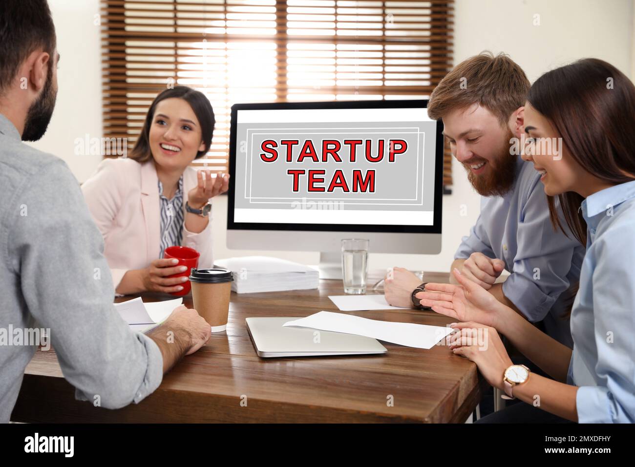 Gruppo di colleghi al tavolo in carica. Team di avvio Foto Stock