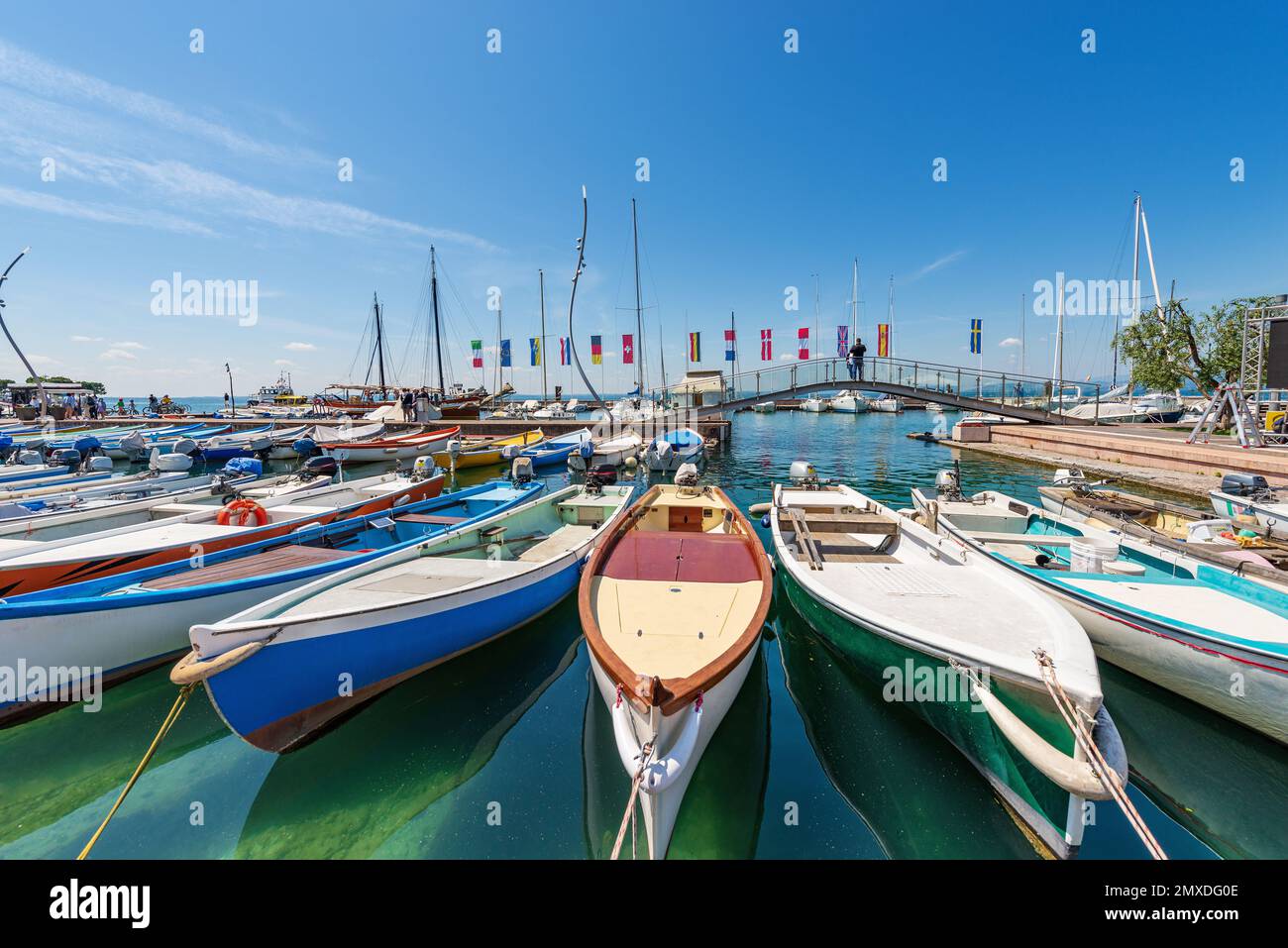 Piccolo porto del paese di Bardolino con molte barche ormeggiate. Località turistica sulla costa del Lago di Garda. Verona, Veneto, Italia. Foto Stock
