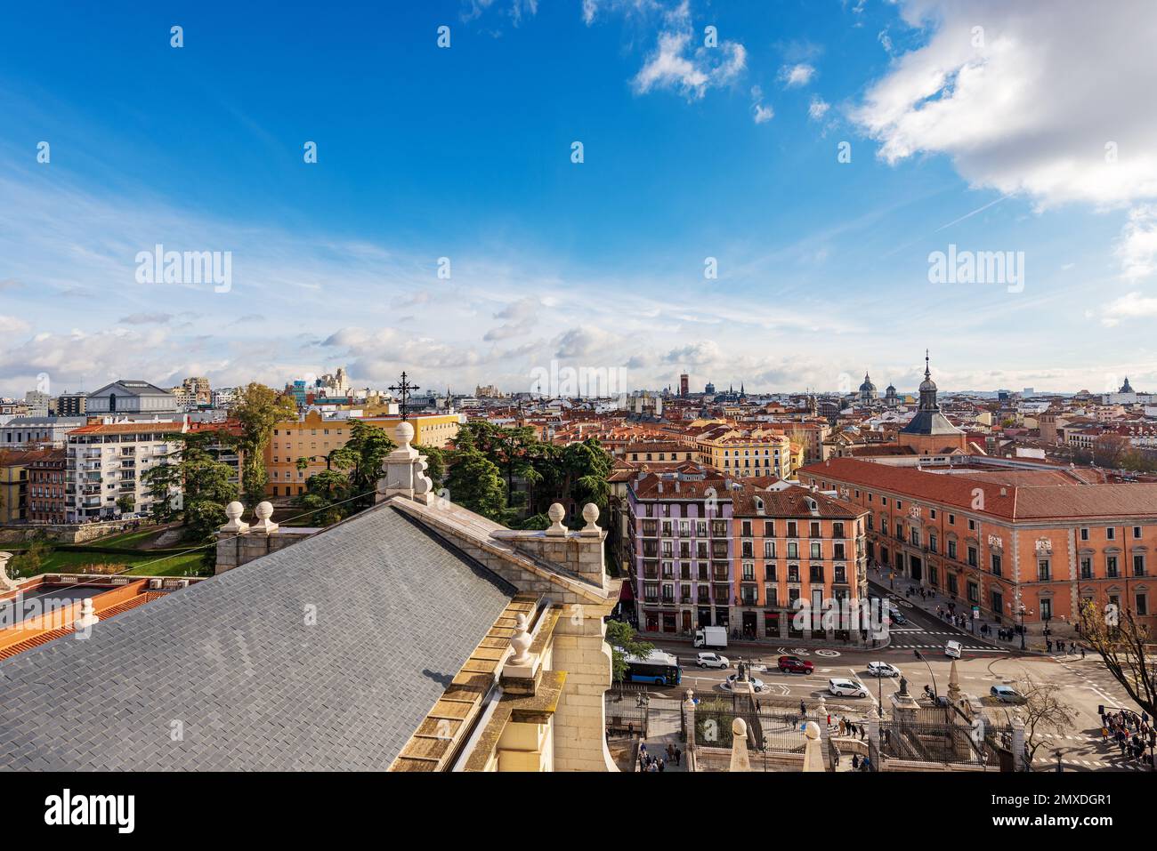 Il paesaggio urbano di Madrid dalla cupola della Cattedrale dell'Almudena (Catedral de Santa Maria la Real de la Almudena). Spagna, Europa meridionale. Foto Stock