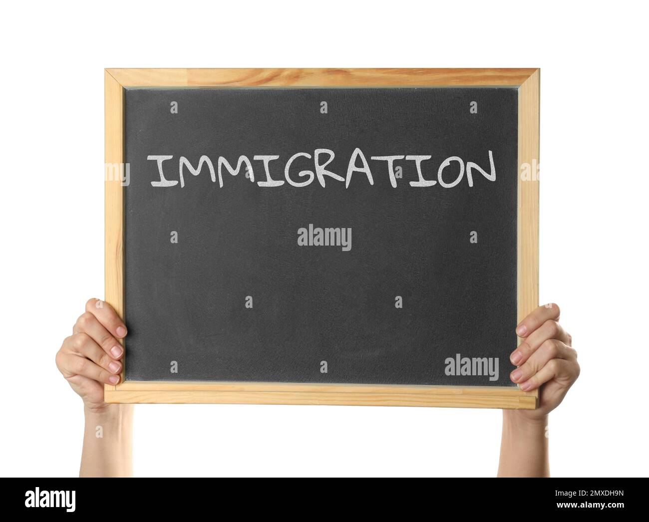 Donna con lavagna con immigrazione di parola su sfondo bianco, primo piano Foto Stock