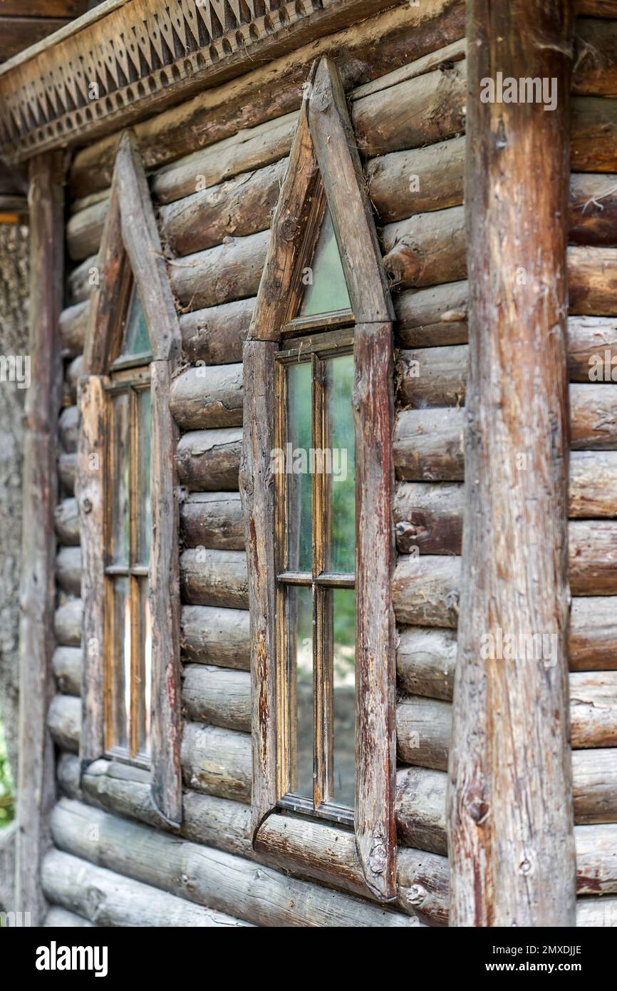 Vecchia cabina di tronchi con lancette in vista ravvicinata del parco pubblico Foto Stock