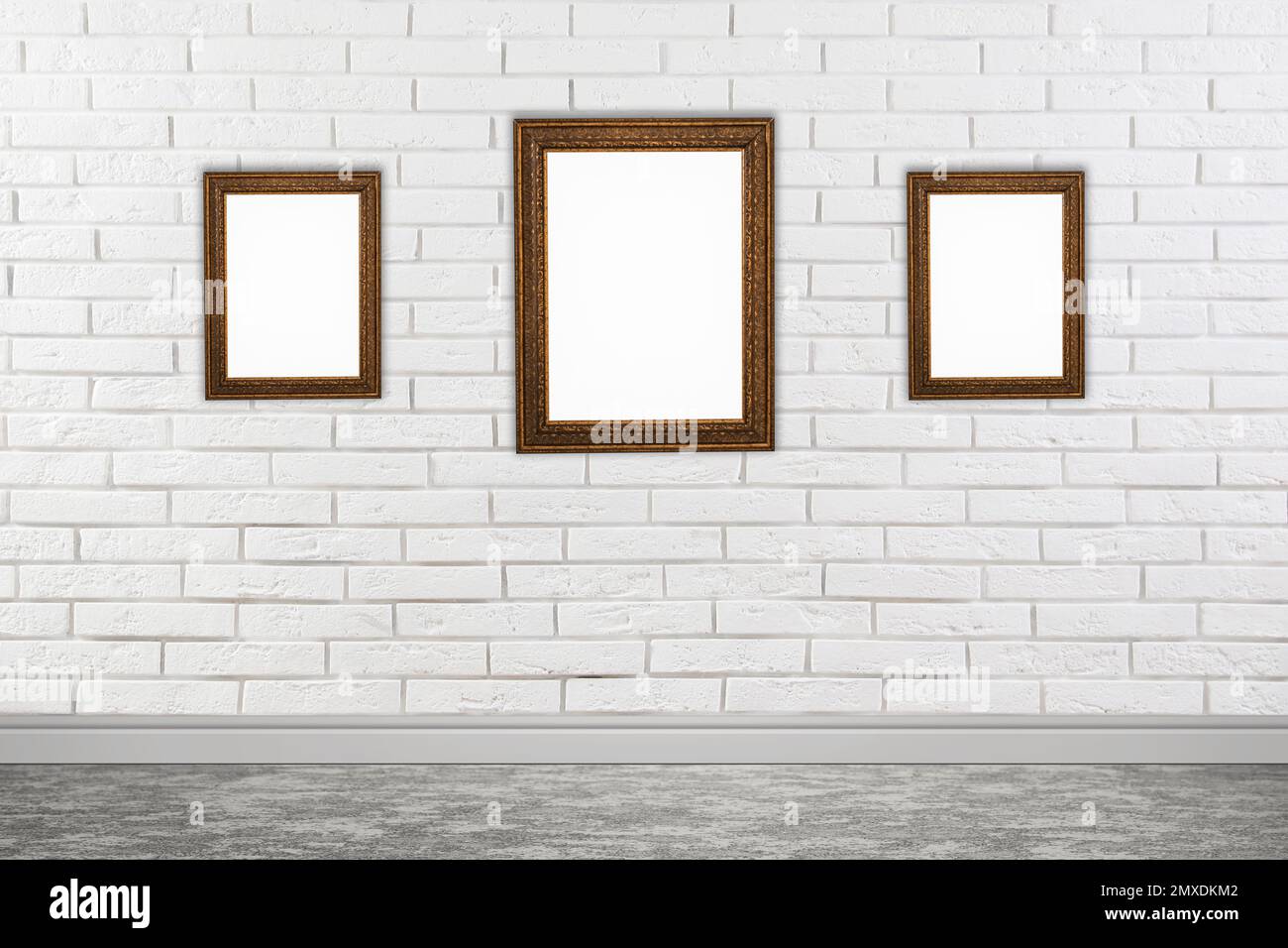 Cornici con tele vuote su muro di mattoni in galleria d'arte moderna. Spazio per il design Foto Stock