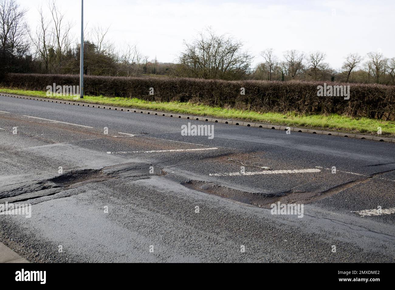 Buche Pothole in Road A414 Chiesa Langley rotonda Harlow Essex Foto Stock