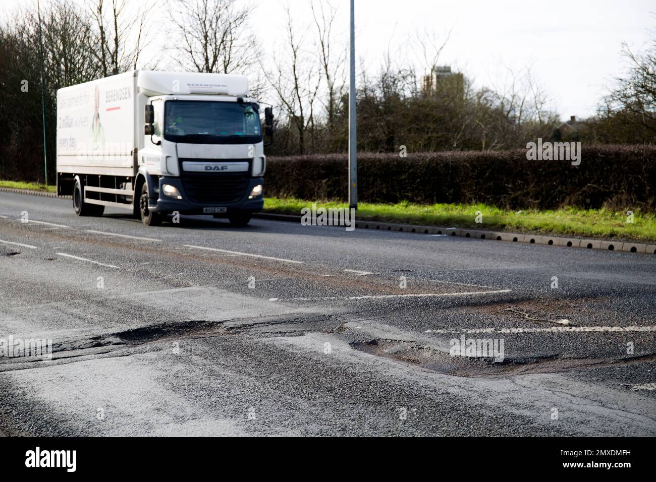 Buche Pothole in Road A414 Chiesa Langley rotonda Harlow Essex Foto Stock