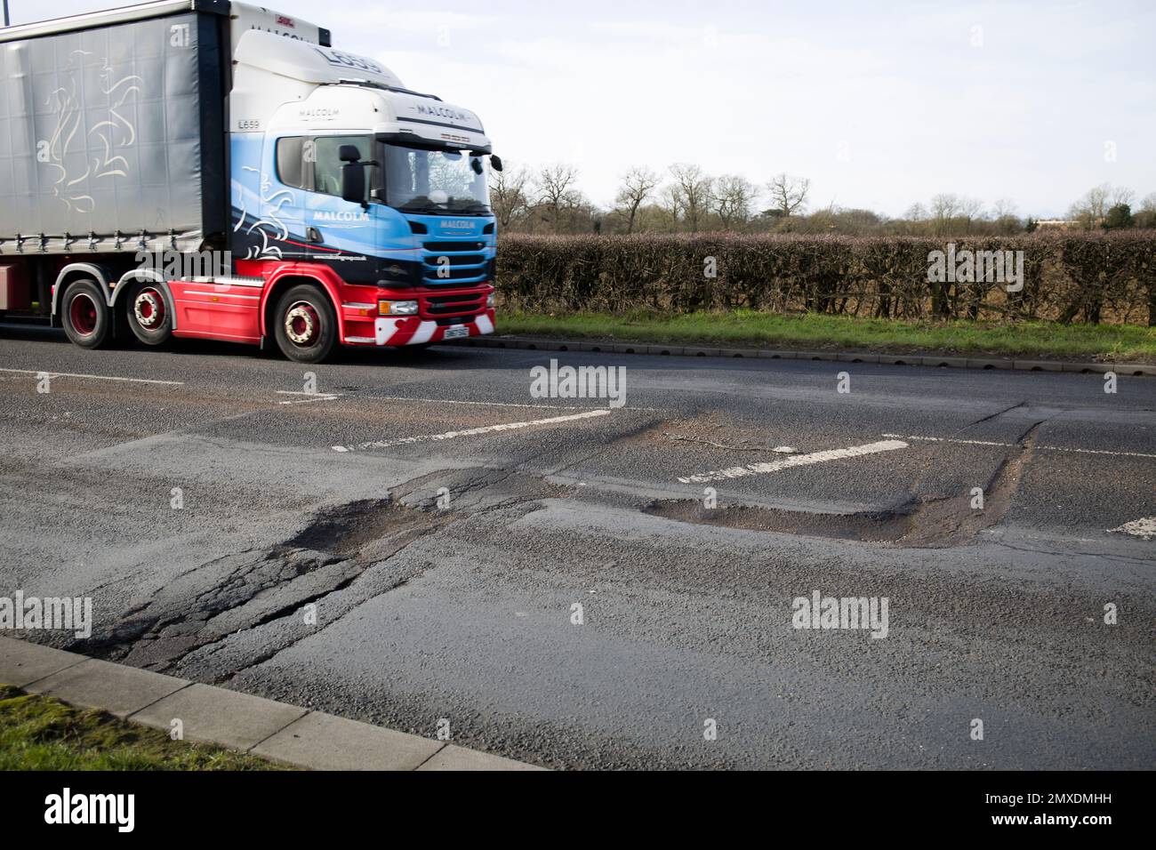 Buche Pothole in Road A414 Chiesa Langley rotonda Harlow Essex Foto Stock