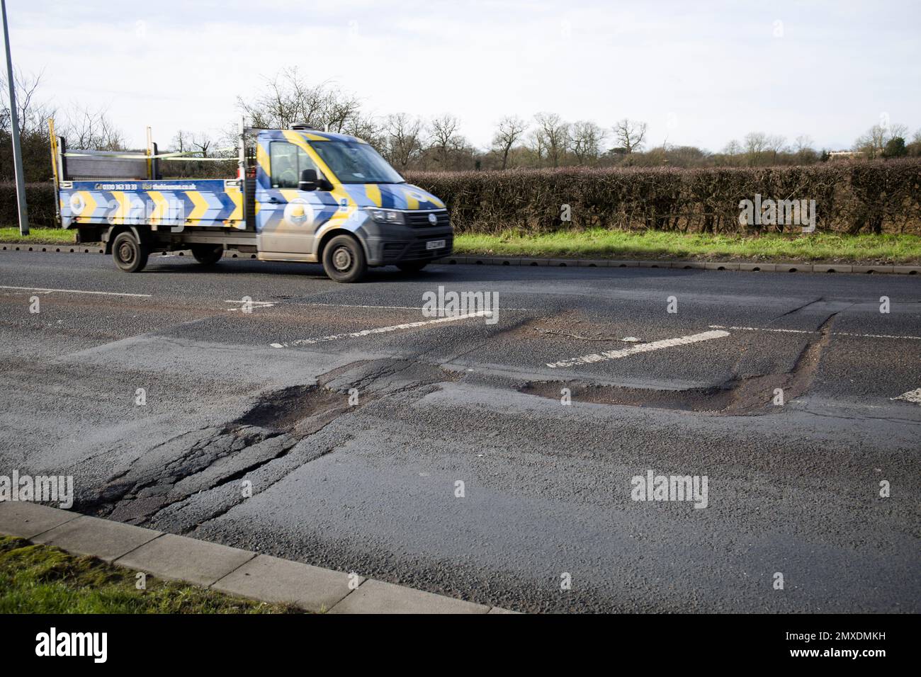 Buche Pothole in Road A414 Chiesa Langley rotonda Harlow Essex Foto Stock